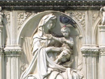 estatuas con palomas