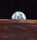 La Tierra, vista desde la Luna, slo cambia su posicin en el espacio cuando cambiamos nuestra posicin en la Luna.
